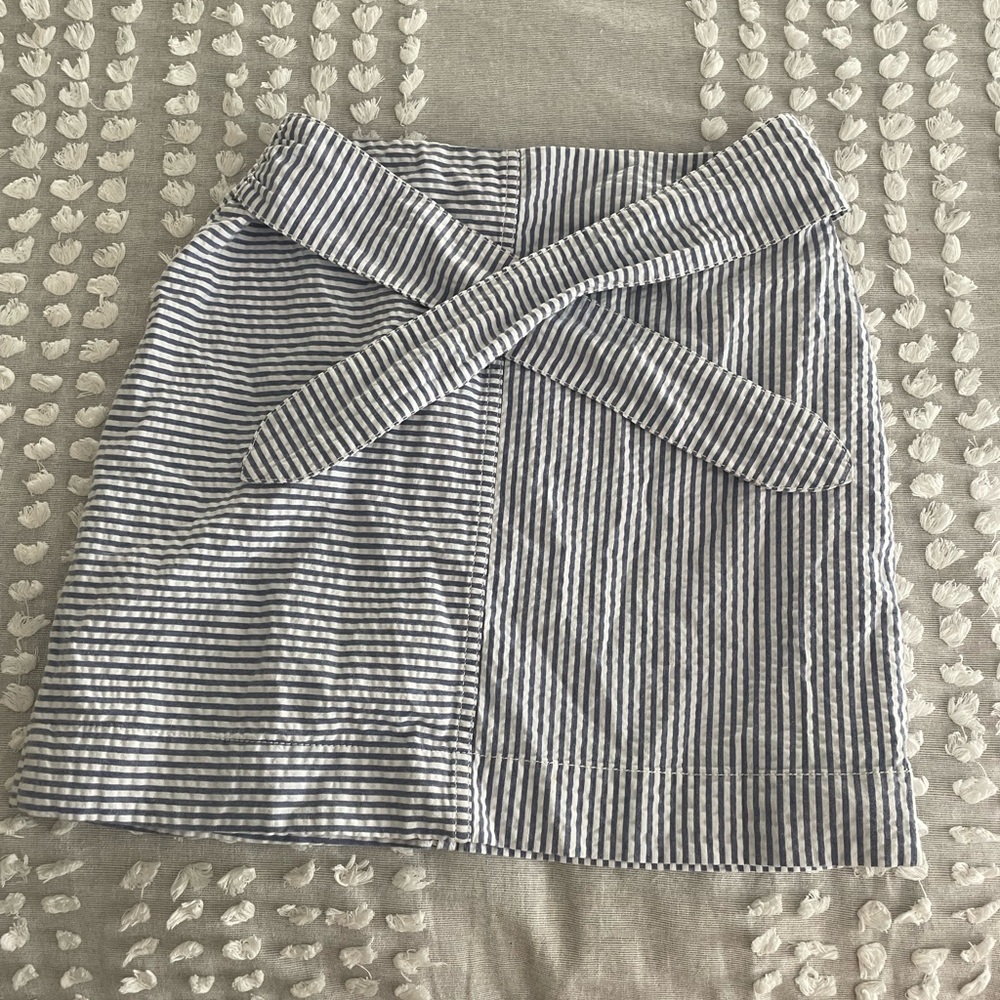 Searsucker Vineyard Vines skirt. Size 2